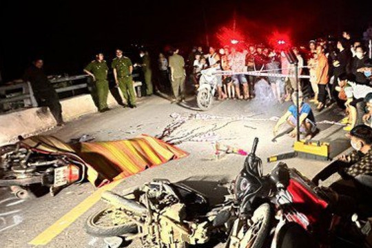 Tai nạn liên hoàn trên cầu vượt giữa 3 xe máy, 2 người tử vong