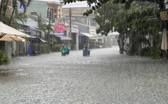 Thời tiết ngày 17/10: Mưa to tiếp diễn nhiều nơi, cảnh báo lũ lụt ở Trung Bộ