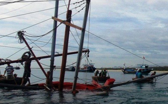 NÓNG: Tàu ngư dân Quảng Nam bị chìm, 1 người chết, 14 người mất tích