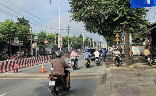Lao xe máy vào cột đèn, 3 thanh niên tử vong