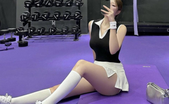 Choi Somi mặc váy siêu ngắn, khoe đôi chân dài thon đẹp trong phòng gym