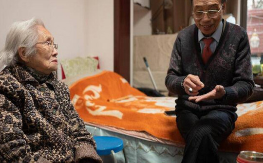 Cụ bà hơn 100 tuổi vẫn “chơi” chứng khoán, ngồi nhà khớp lệnh kiếm cả trăm triệu