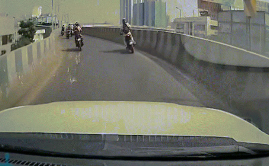 Video: Chàng trai suýt rơi khỏi cầu vượt vì màn "ôm cua" khét lẹt.