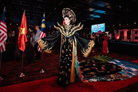 Á hậu Hoàng Thùy Anh gây ấn tượng với quốc phục Việt tại Malaysia