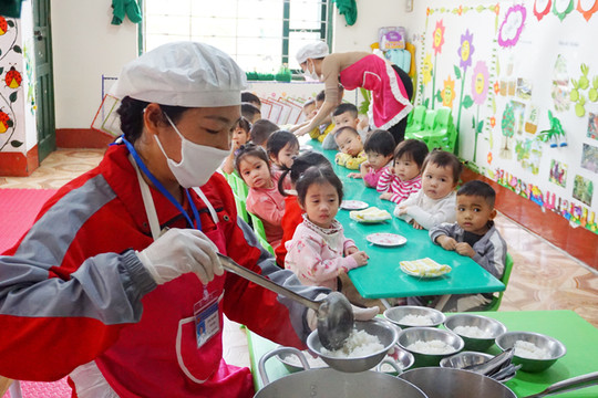 Hà Nội siết chặt an toàn thực phẩm trong nhà trường