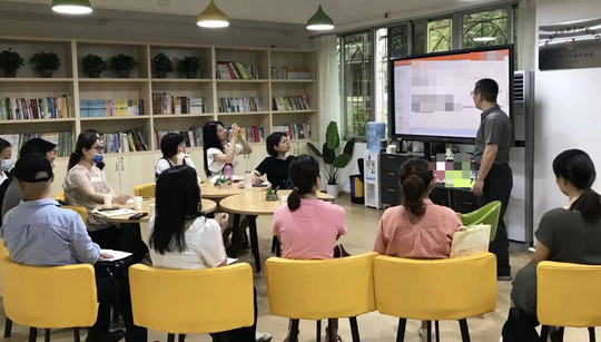 Khoản chi ngày 20/10 của 1 lớp học gây tranh cãi: Phú quý sinh lễ nghĩa hay so đo, ích kỉ?