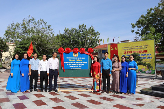 Gắn biển công trình cải tạo khuôn viên tượng đài Nguyễn Đức Cảnh tại trường học