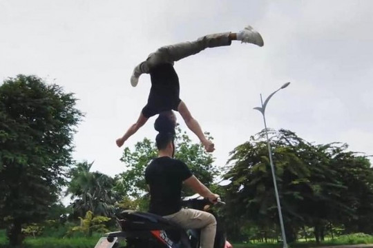 Xác minh clip Quốc Cơ - Quốc Nghiệp chồng đầu thăng bằng khi lái xe máy điện