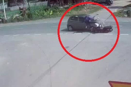 Clip: Vội vài "tích tắc", tạt đầu ô tô, tài xế xe máy bị tông văng lộn nhào trên không