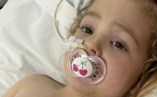 Bé gái được chẩn đoán mắc bệnh ung thư chết người sau khi mẹ sờ thấy khối u lúc ôm con