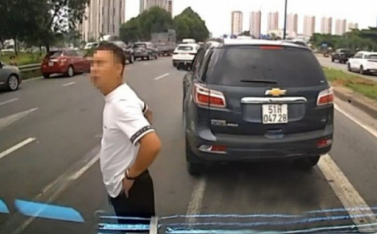 CSGT xử phạt tài xế chặn đầu xe chở học sinh, đòi đánh nhau trên đường Mai Chí Thọ