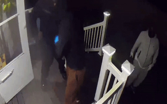 Mỹ: 3 kẻ bịt mặt xưng cảnh sát tìm cách đột nhập, chủ nhà nổ súng bắn ngay tại cửa