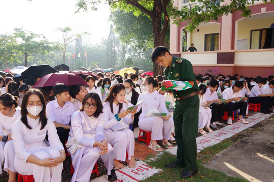 Tuyên truyền Luật Biên phòng Việt Nam cho hơn 2.200 giáo viên và học sinh