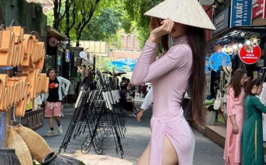 Cô gái Campuchia mặc "thoáng" khi đi dạo phố sách TP.HCM, gây xôn xao MXH Việt