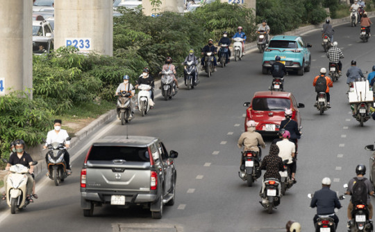 HN: Bất chấp nguy hiểm, xe máy nối đuôi nhau đi ngược chiều trên đường Hồ Tùng Mậu