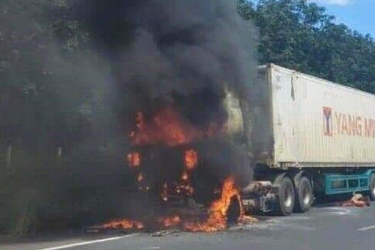 Xe container bốc cháy dữ dội trên cao tốc Phan Thiết - Dầu Giây