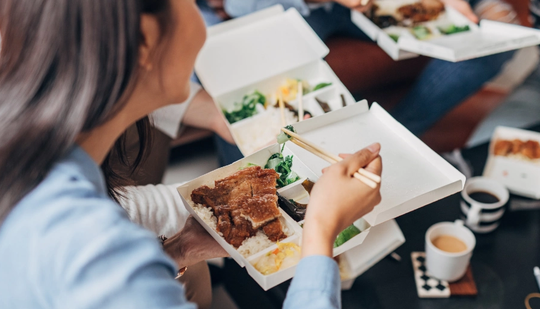 Dùng lại thức ăn thừa hoặc nấu từ sáng, dân văn phòng mang cơm từ nhà để ăn trưa liệu có tốt?