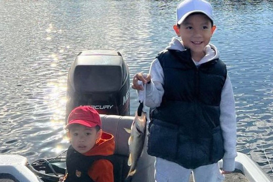 Phạm Hương khoe 2 con trai câu cá cực chuyên nghiệp, 1 chi tiết khiến fan khen nức nở cách dạy con
