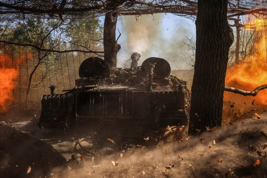 Mặt trận Đông Bắc Ukraine rực cháy bởi cuộc tấn công chưa từng có của Nga