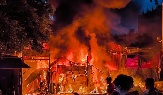 Cận cảnh hiện trường vụ cháy khiến 4 người trong một gia đình thương vong ở Hà Nội