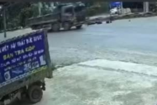 Clip: Lái xe tải Howo phanh xe đứng im vẫn bị xe máy tông trực diện, 2 người nằm gục