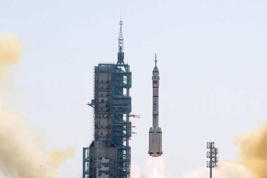 Trung Quốc phóng tàu vũ trụ Thần Châu-17 có người lái lên trạm Thiên Cung
