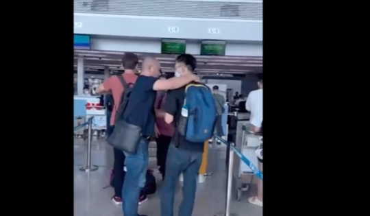 CLIP: Công an choàng vai, bắt kẻ cầm đầu vụ cướp Sacombank tại sân bay Tân Sơn Nhất