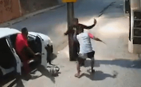 Brazil: Vừa bị cướp xe máy, đi bộ về nhà lại gặp nhóm cướp khác và diễn biến không ngờ