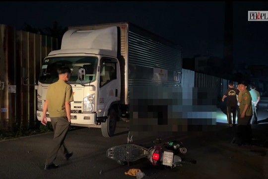 Video: Tông vào xe tải đang đậu, người đàn ông tử vong tại chỗ