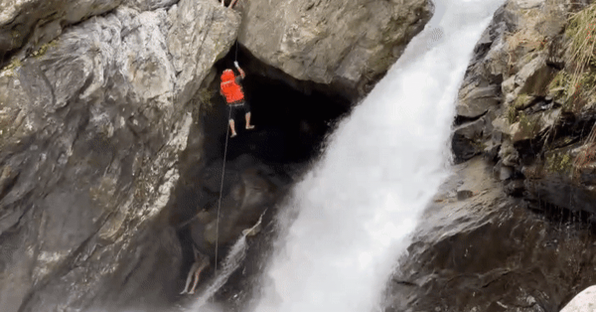CLIP: Cảnh sát đu dây cứu nam du khách Nga mắc kẹt dưới thác dữ