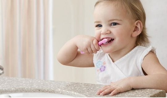 Giúp bé vệ sinh răng miệng đúng cách