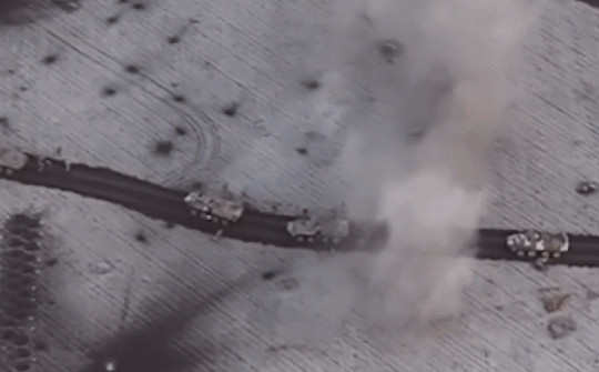 Video: Đoàn xe tăng, xe bọc thép Nga bất ngờ bị Ukraine tập kích