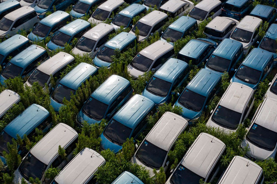 Xôn xao việc lượng lớn ô tô điện bị bỏ rơi, chất đống ngoài bãi cỏ ở Trung Quốc: Sự thực tiết lộ điều gì?