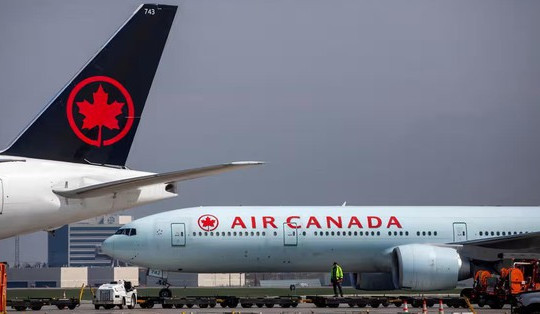 Hành khách khuyết tật lê mình khỏi máy bay, Air Canada phải xin lỗi