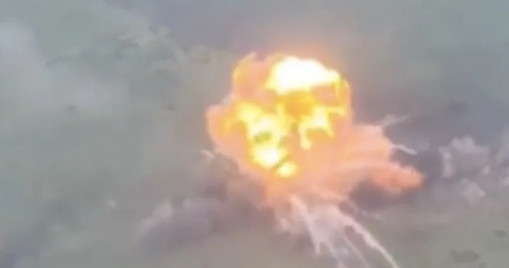 Khoảnh khắc xe bọc thép Ukraine nổ tung khi sa vào bẫy mìn của Nga