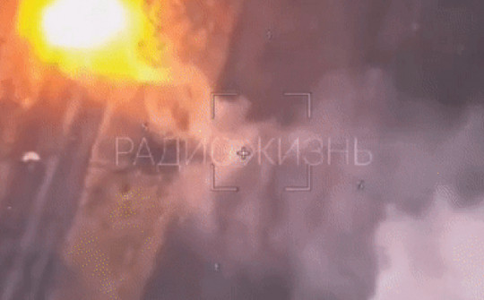 Video: Xe tăng Leopard 2 hiện đại nhất của Ukraine bị Nga bắn cháy bằng tên lửa Kornet