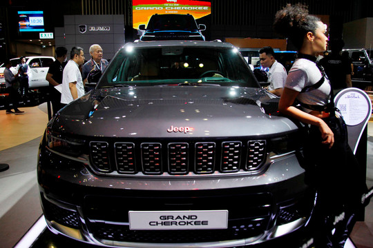 Triệu hồi Jeep Grand Cherokee trên toàn cầu do lỗi camera lùi