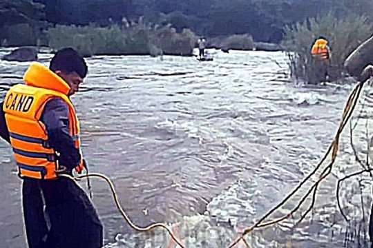 Công an ném dây giải cứu người đàn ông bị kẹt giữa sông La Ngà