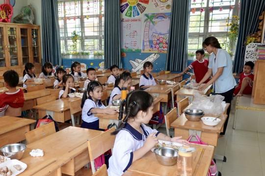 Phụ huynh loay hoay khi trường học ngưng bán trú vì thực phẩm 'có vấn đề'