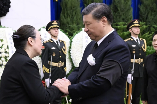 Chủ tịch Trung Quốc Tập Cận Bình viếng cựu Thủ tướng Lý Khắc Cường