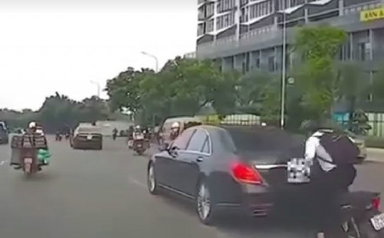 Clip: Tránh tông cô gái chạy xe máy, xe Mercedes liền gặp họa