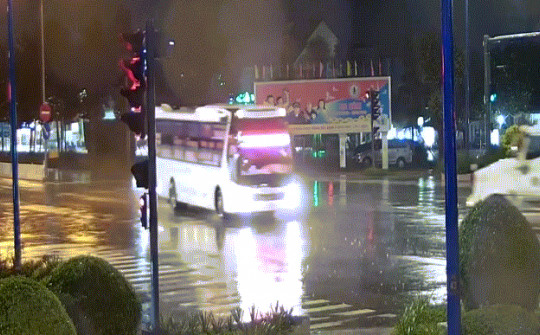 Video: Hành khách hoảng loạn khi xe container tông vào xe khách trên quốc lộ 13