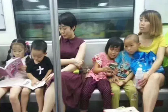Một bức ảnh trên tàu điện ngầm viral rần rần, 2 phong cách giáo dục kinh điển được tái hiện