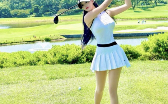 "Hot girl dược sĩ" diện váy ngắn đi đánh golf gây chú ý