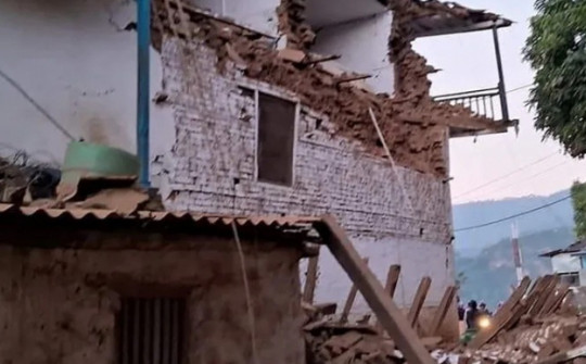 Động đất tại Nepal: Gần 160 người thiệt mạng, lực lượng cứu hộ dùng tay đào bới đống đổ nát