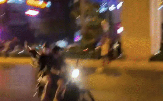 Cảnh sát hóa trang bắt giữ hàng loạt quái xế gây náo loạn đường phố Hà Nội trong đêm