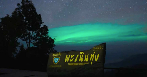 Xuất hiện ánh sáng xanh bí ẩn trên núi Thái Lan, tan đi khi trăng lên