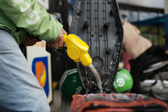 Giá xăng dầu hôm nay 6/11: Chưa ngừng đà giảm giá