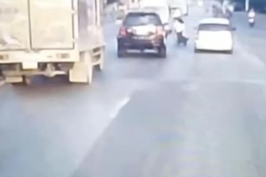 Clip: Tông nữ tài xế xe máy tạt đầu, ô tô gặp ngay tai họa từ xe tải