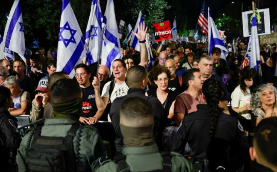 Đám đông biểu tình bên ngoài nhà Thủ tướng Israel